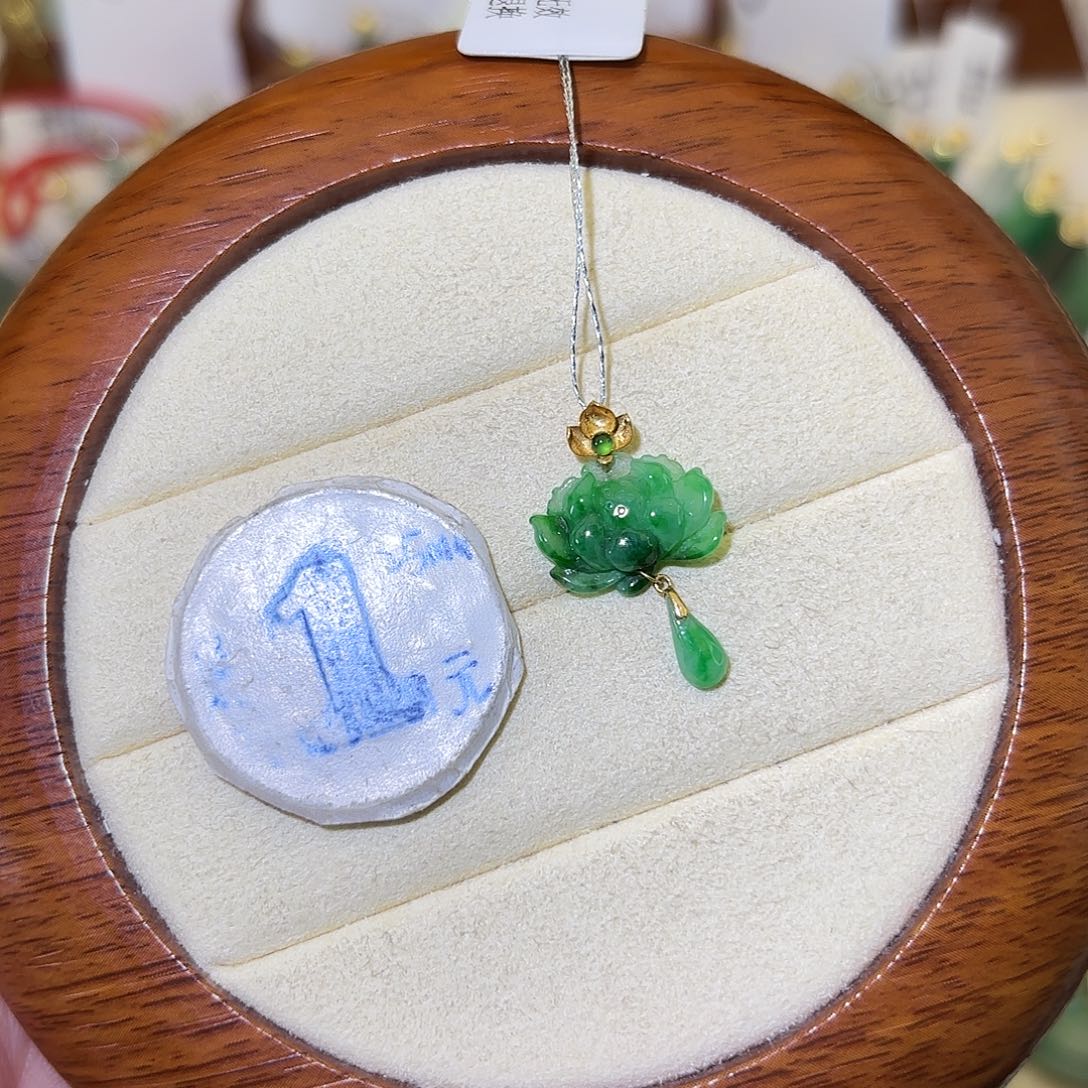 翡翠18K金镶嵌颈饰莲花