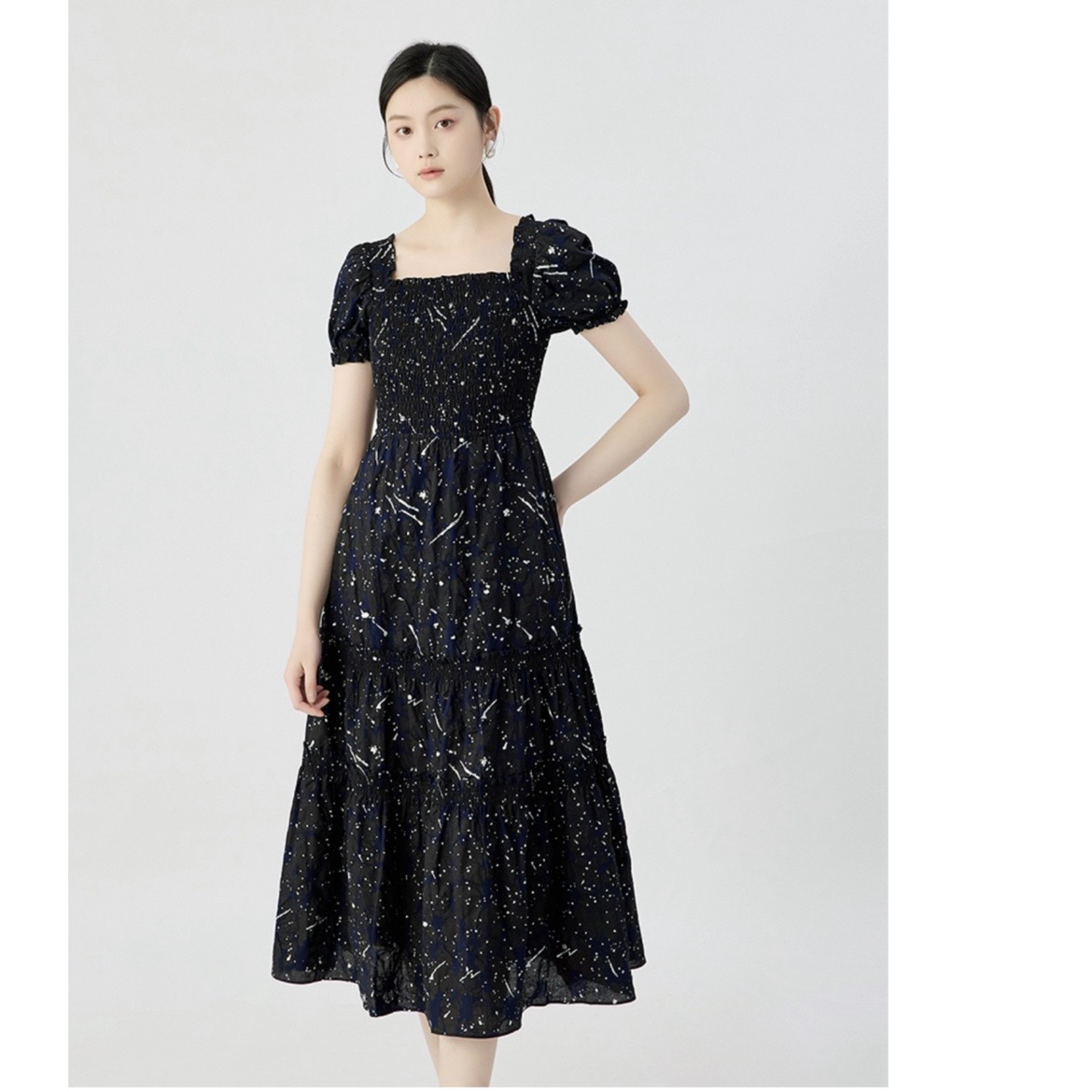 哥弟150014精致立体纹理质感百搭 长款方领泡泡短袖连衣裙