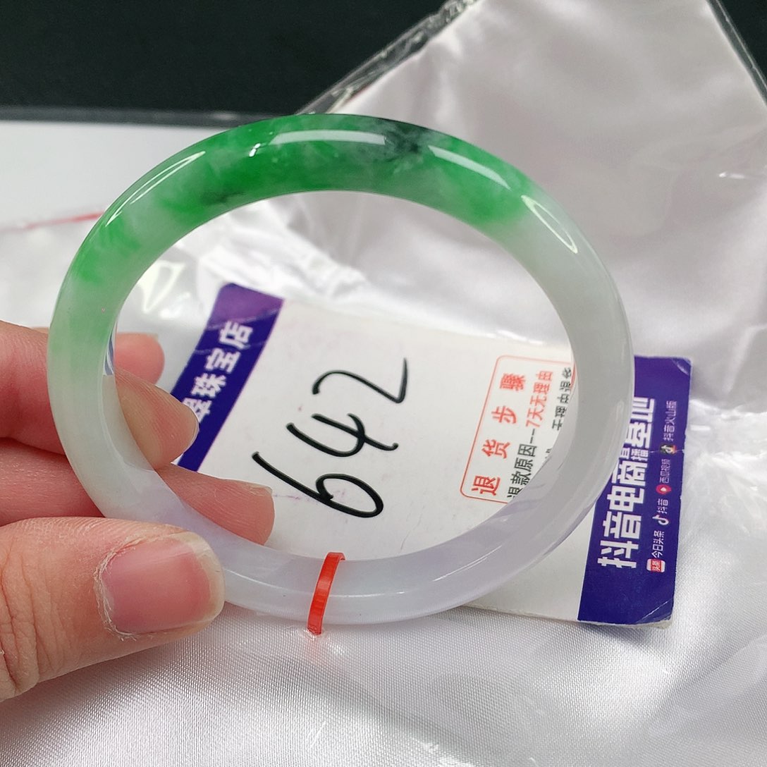 翡翠手镯未镶嵌翡翠