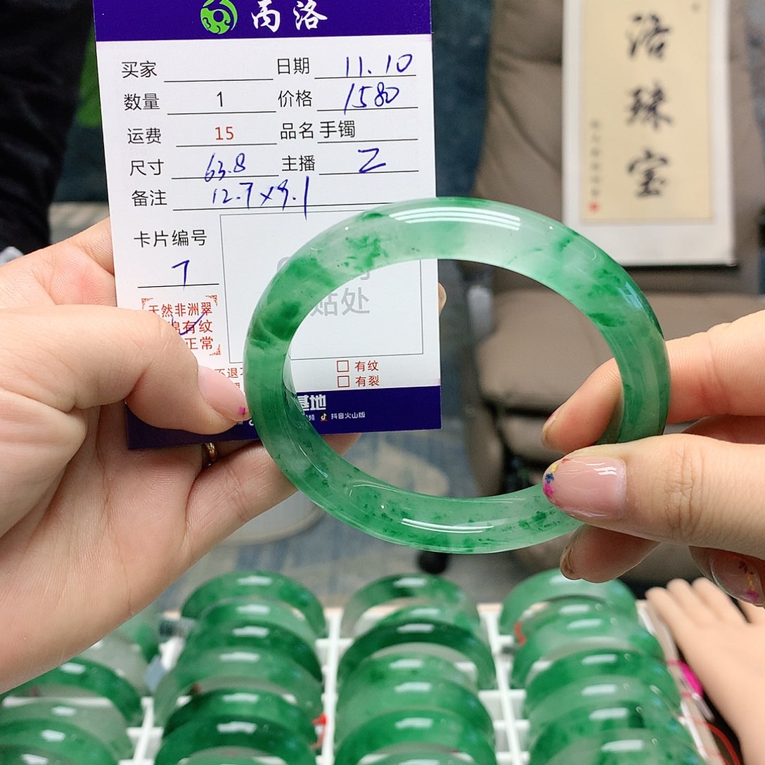 杨***甜石英质玉未镶嵌手镯