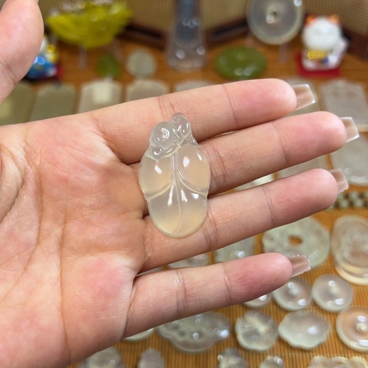 岫玉未镶嵌岫玉白冰挂件猴子抱树叶