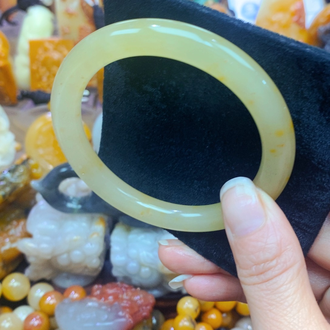 未镶嵌石英质玉（黄龙玉）颈饰