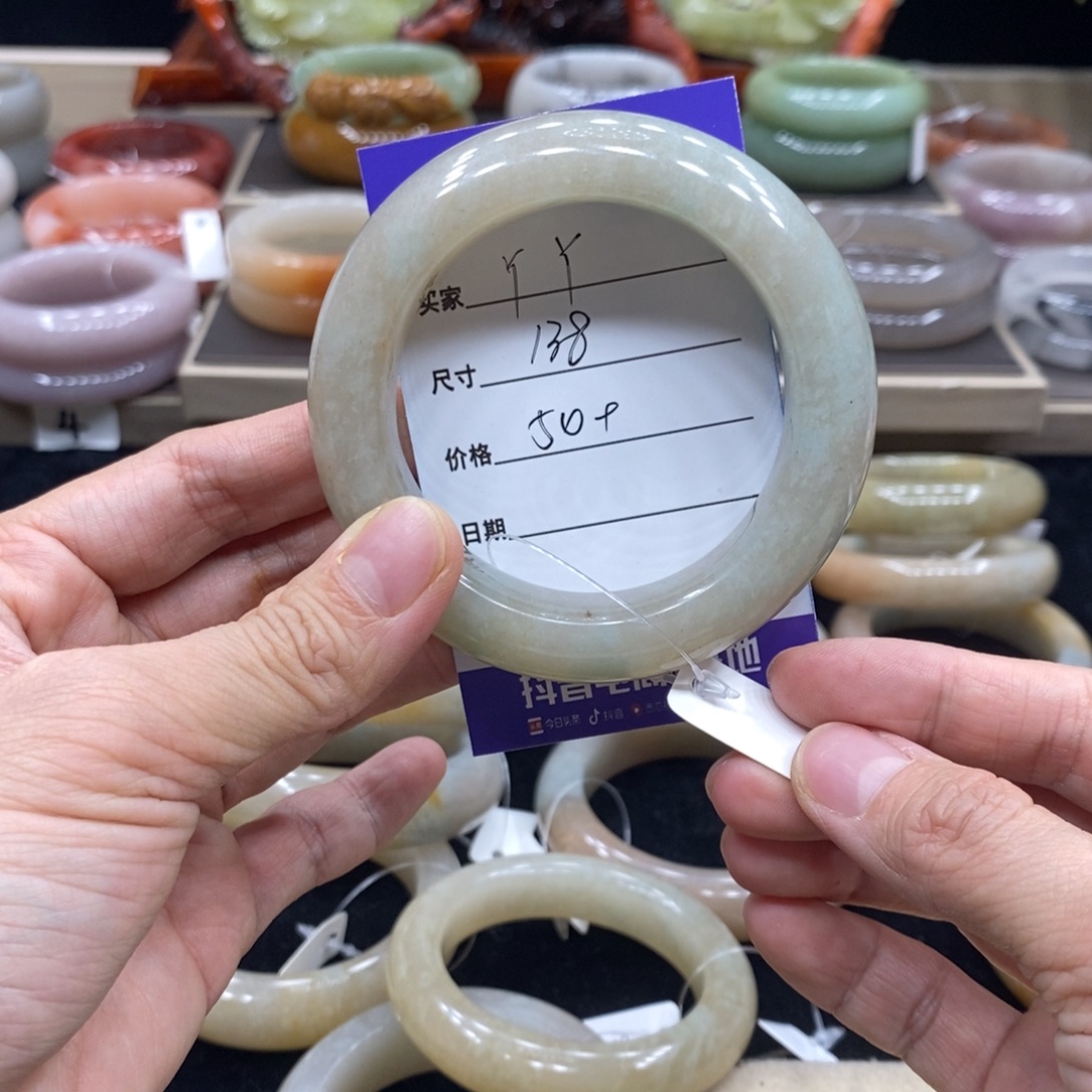 丫***丫石英岩玉未镶嵌手镯