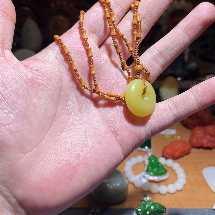 颈饰未镶嵌和田玉吊坠