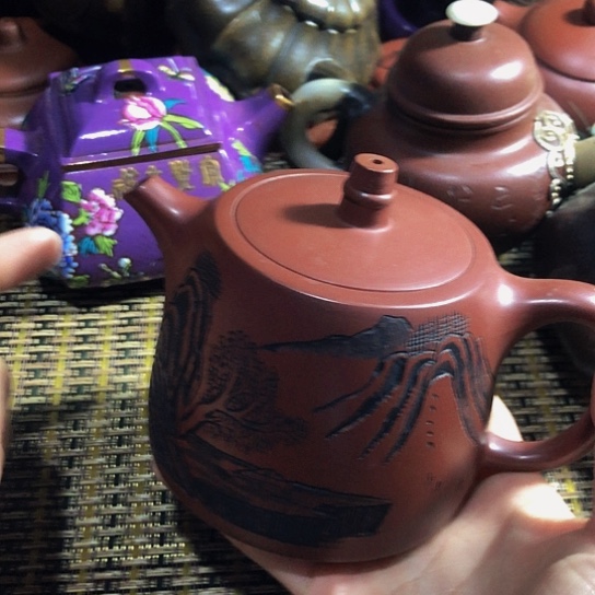 紫砂茶壶原矿泥料手工制作的紫砂壶。