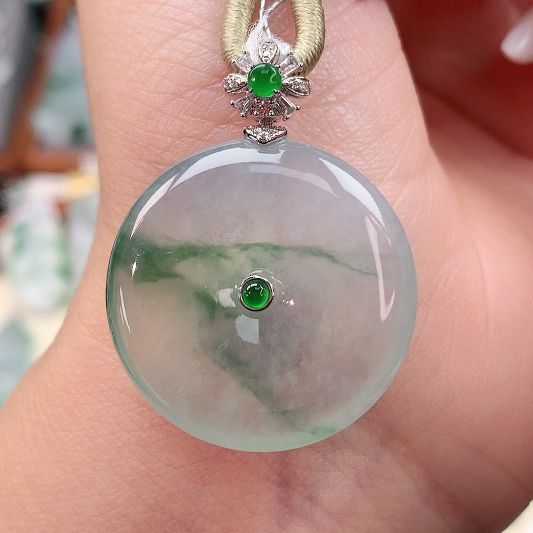 颈饰18K金镶嵌翡翠扣