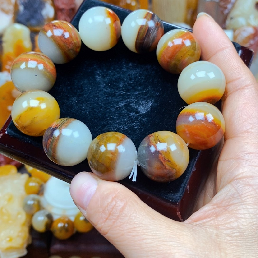 石英质玉（黄龙玉）颈饰未镶嵌