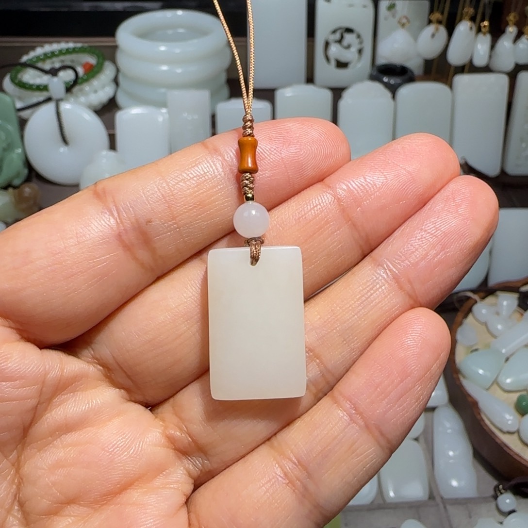 用***户和田玉未镶嵌颈饰