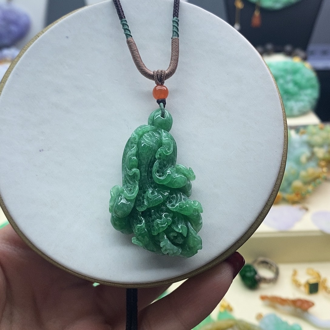 翡翠未镶嵌吊坠(赠链)