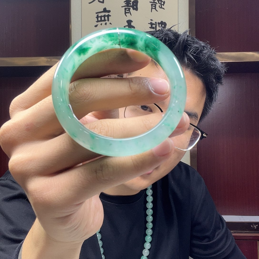 石英质玉（非洲翠）手镯未镶嵌