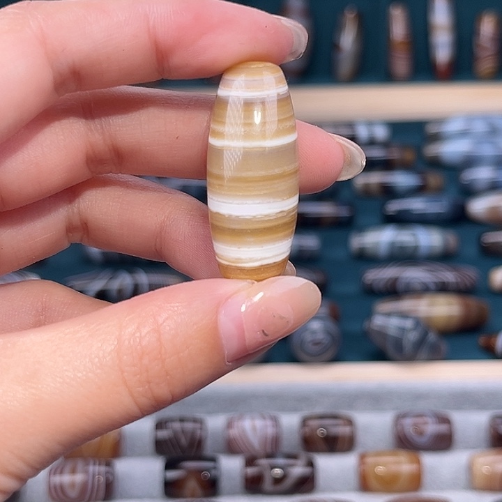 白***玛瑙/玉髓合金珠宝奇石