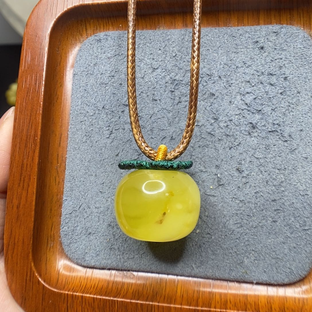 蓝***—蜜蜡未镶嵌颈饰郎