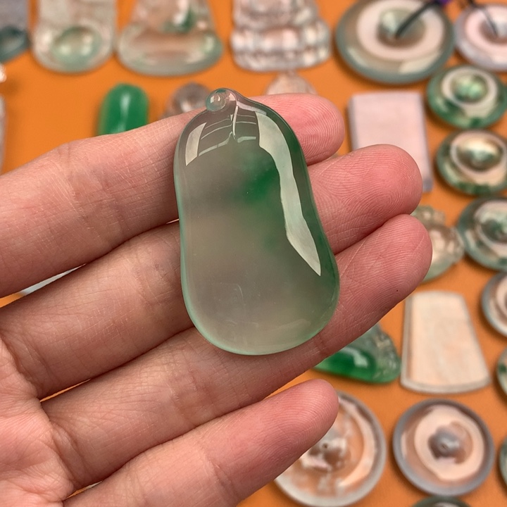 翡翠挂件未镶嵌…..