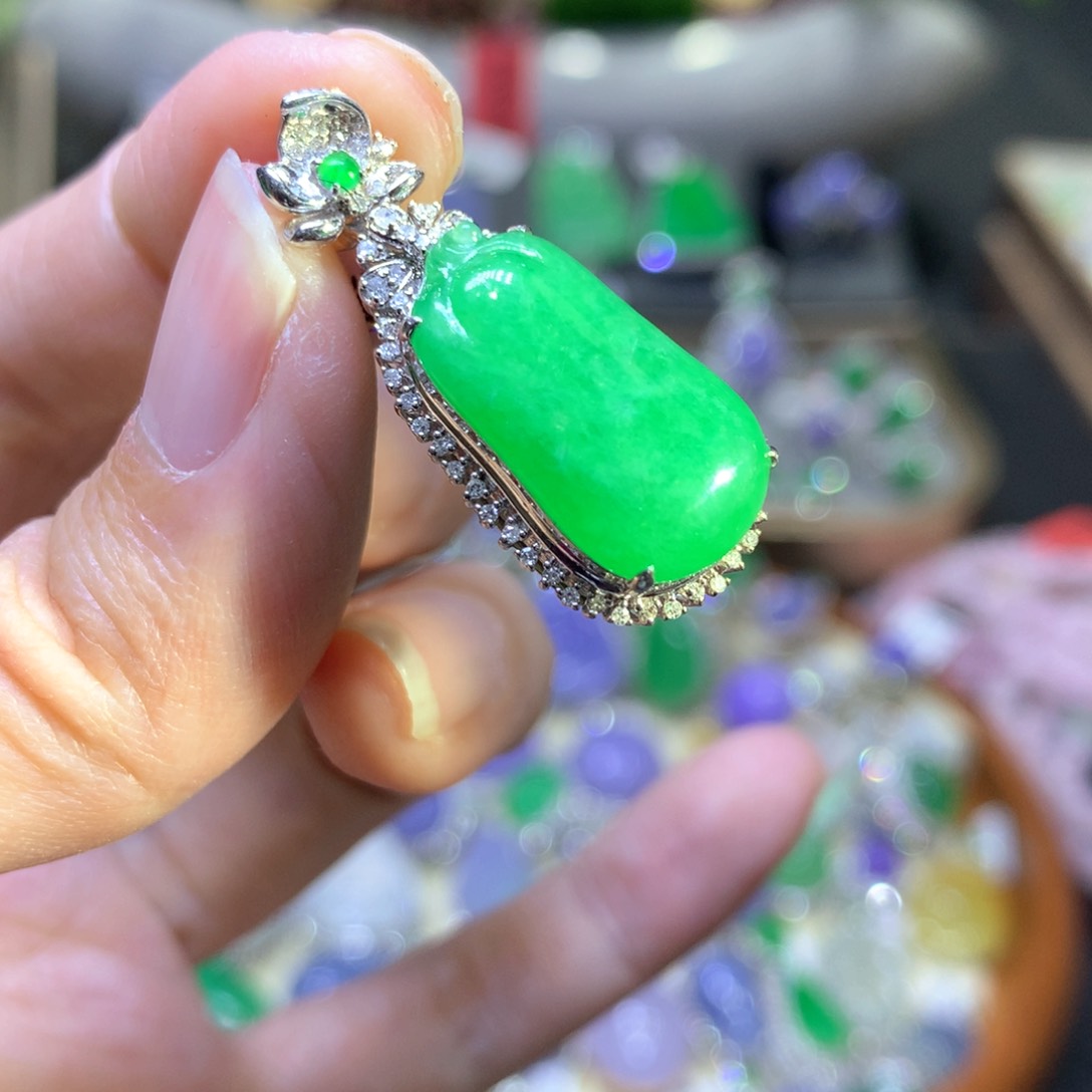 【闪购商品】翡翠颈饰18K金镶嵌翡翠吊坠项链