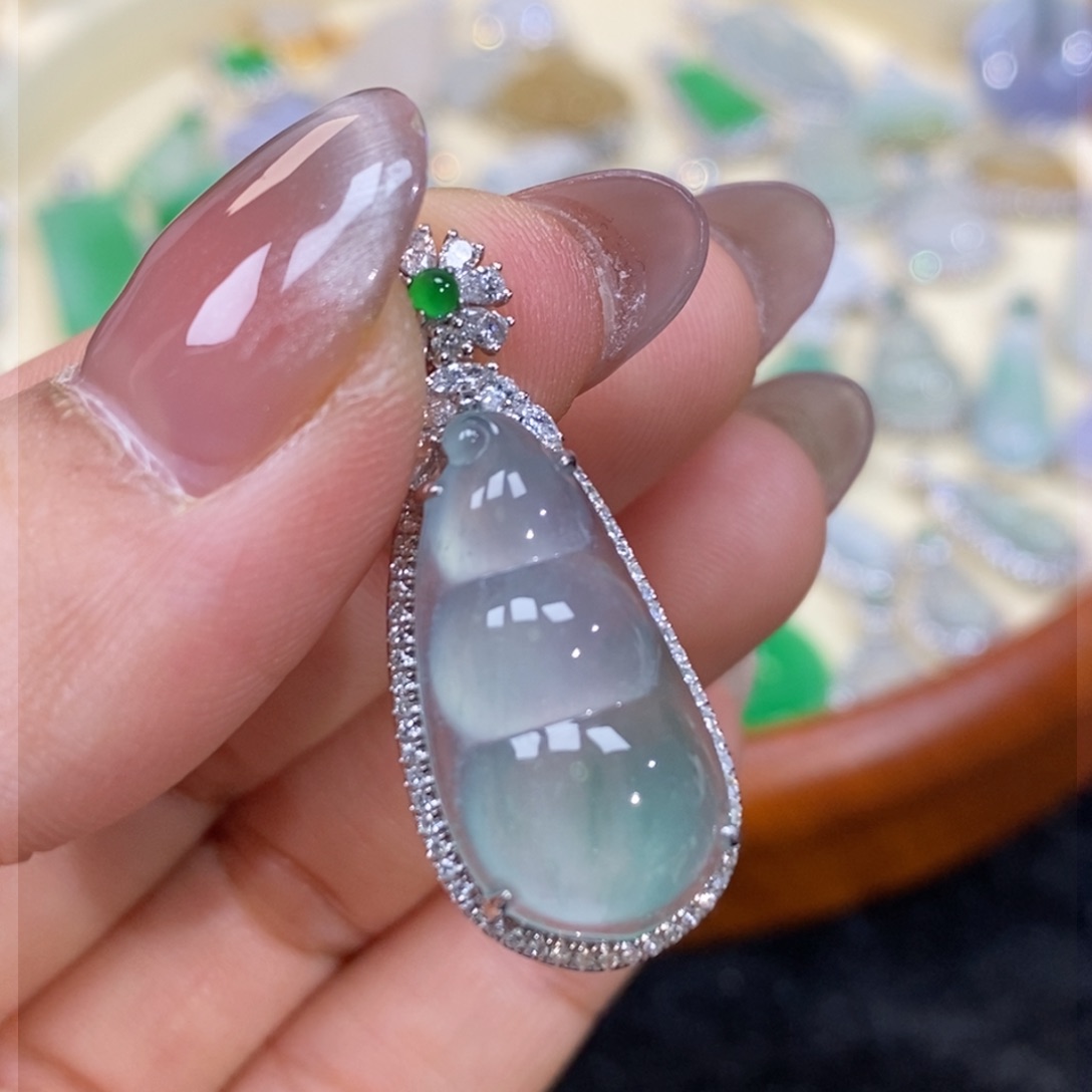 翡翠吊坠(赠链)18K金镶嵌