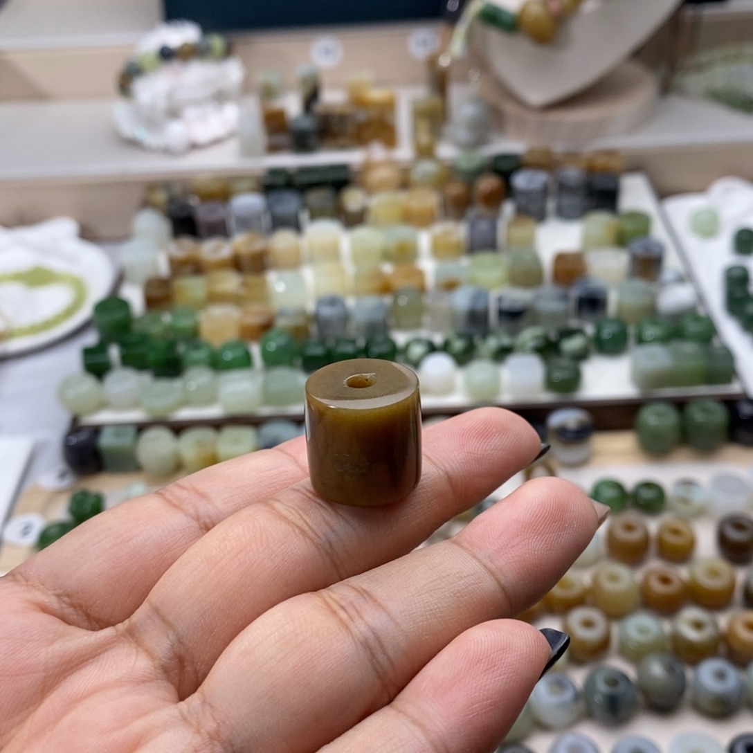 藤***树和田玉未镶嵌颈饰买断