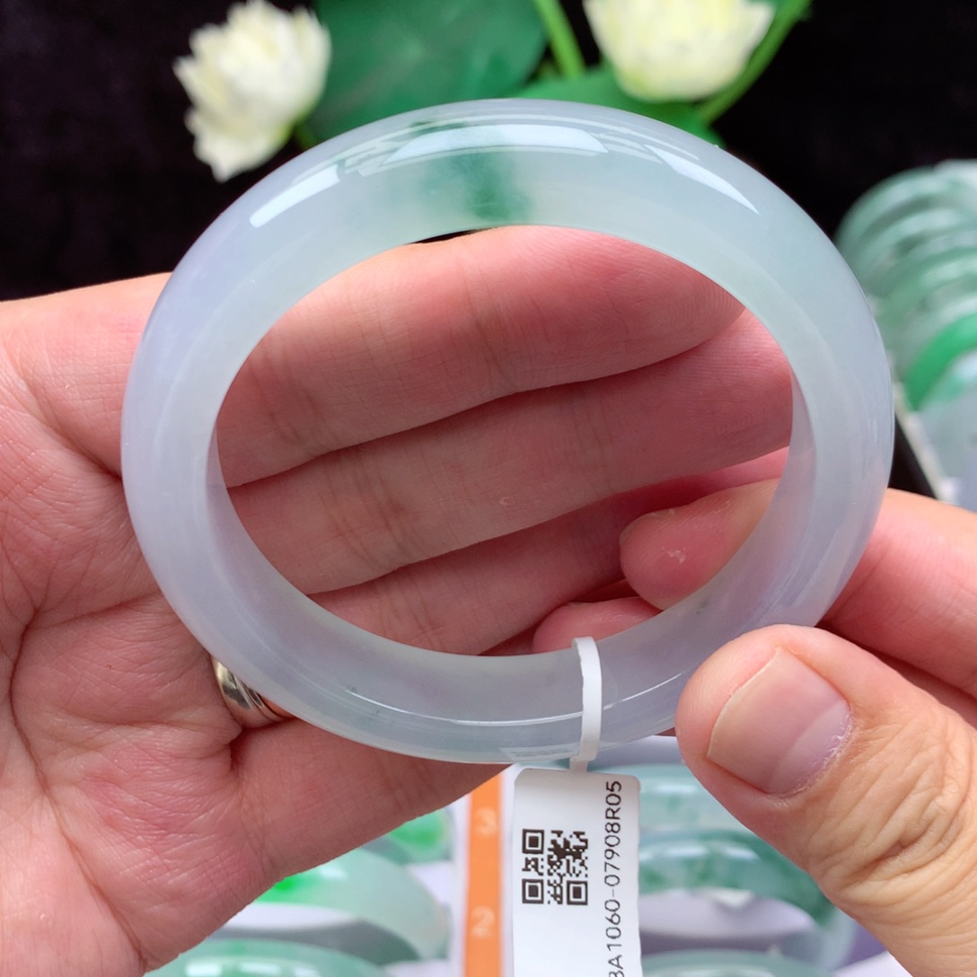 翡翠手镯未镶嵌飘花