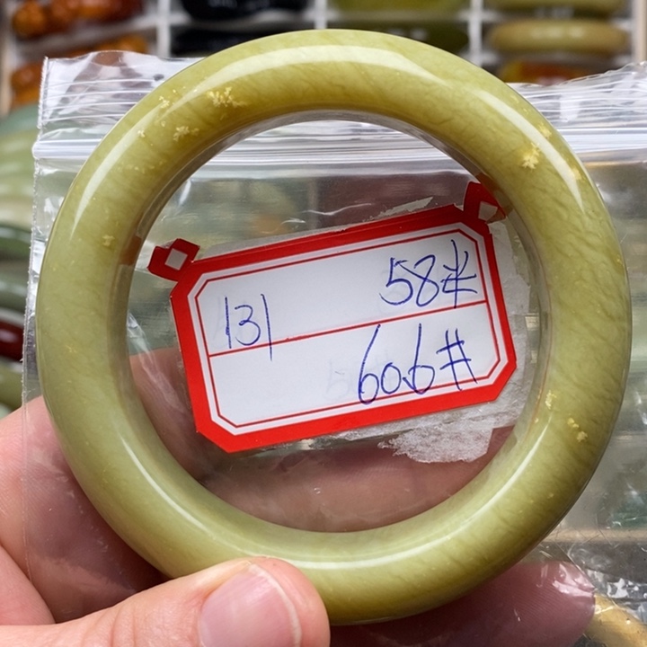 蛇纹石玉颈饰未镶嵌珠*?