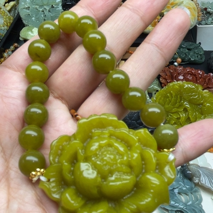 蛇纹石玉未镶嵌颈饰