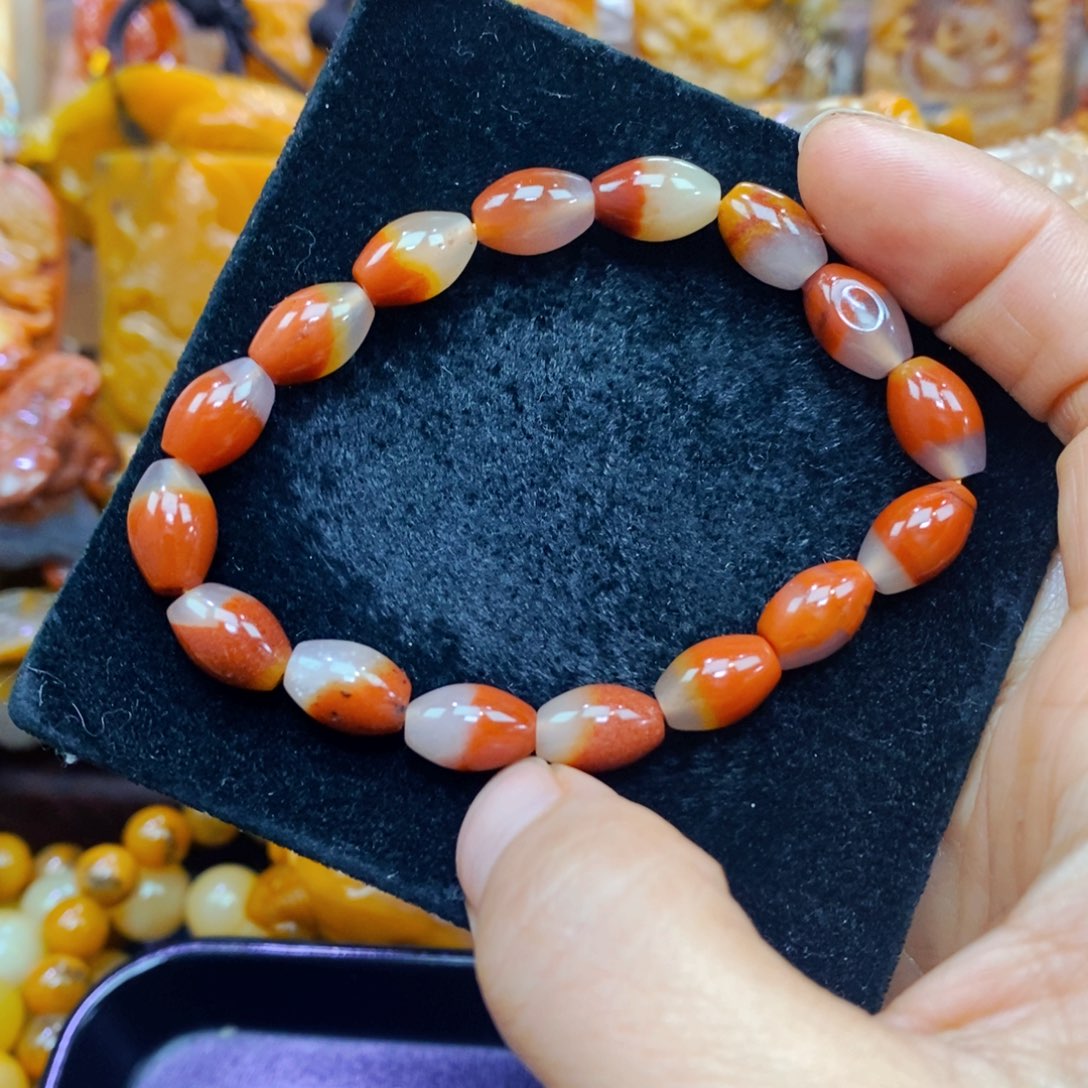 未镶嵌石英质玉（黄龙玉）颈饰