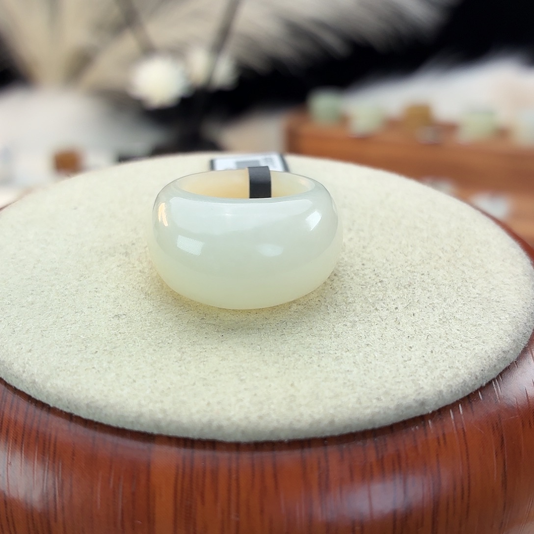 羊***没和田玉未镶嵌戒指i44俄白馒头16.2mm
