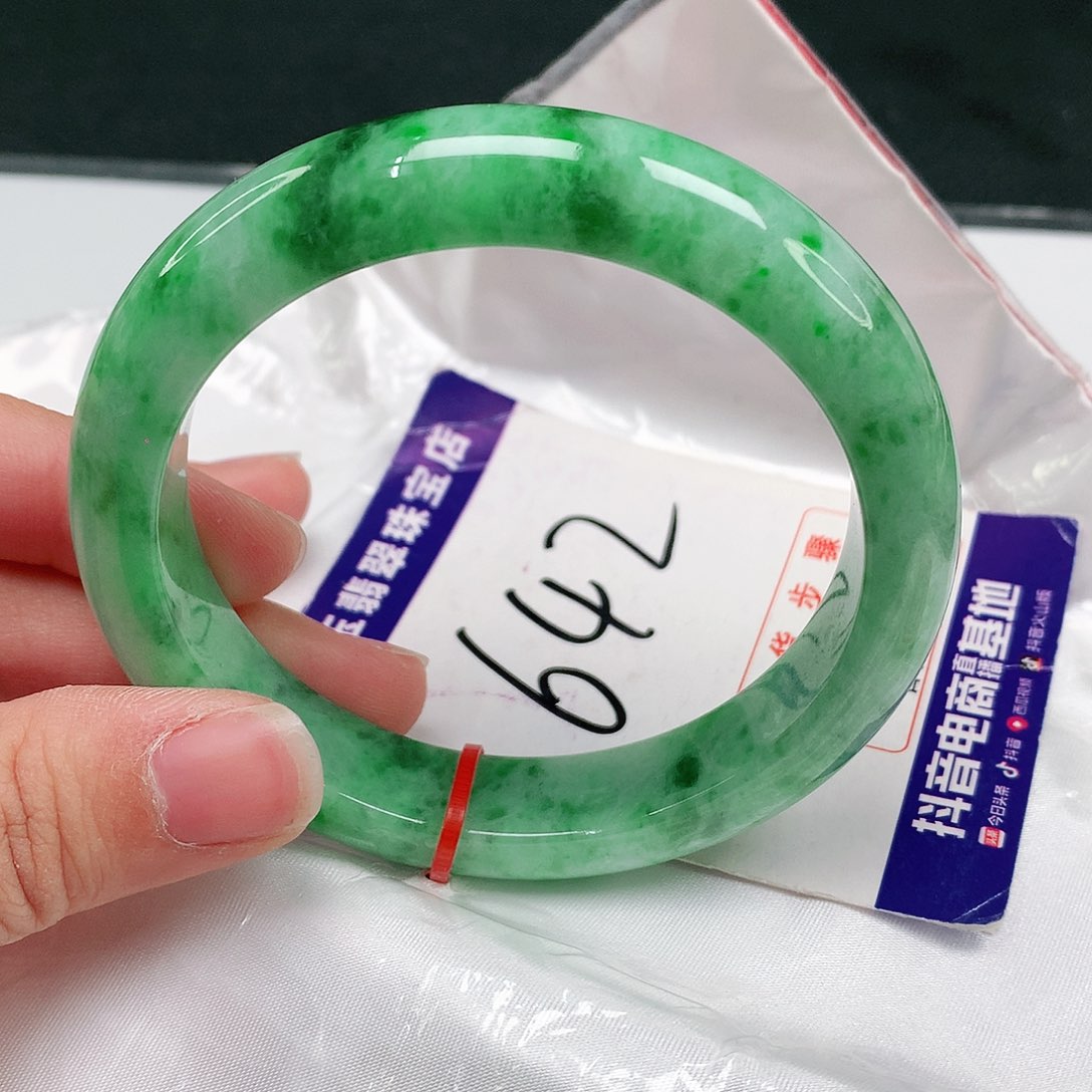 翡翠手镯未镶嵌翡翠