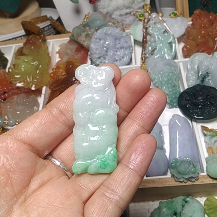 翡翠吊坠(赠链)未镶嵌