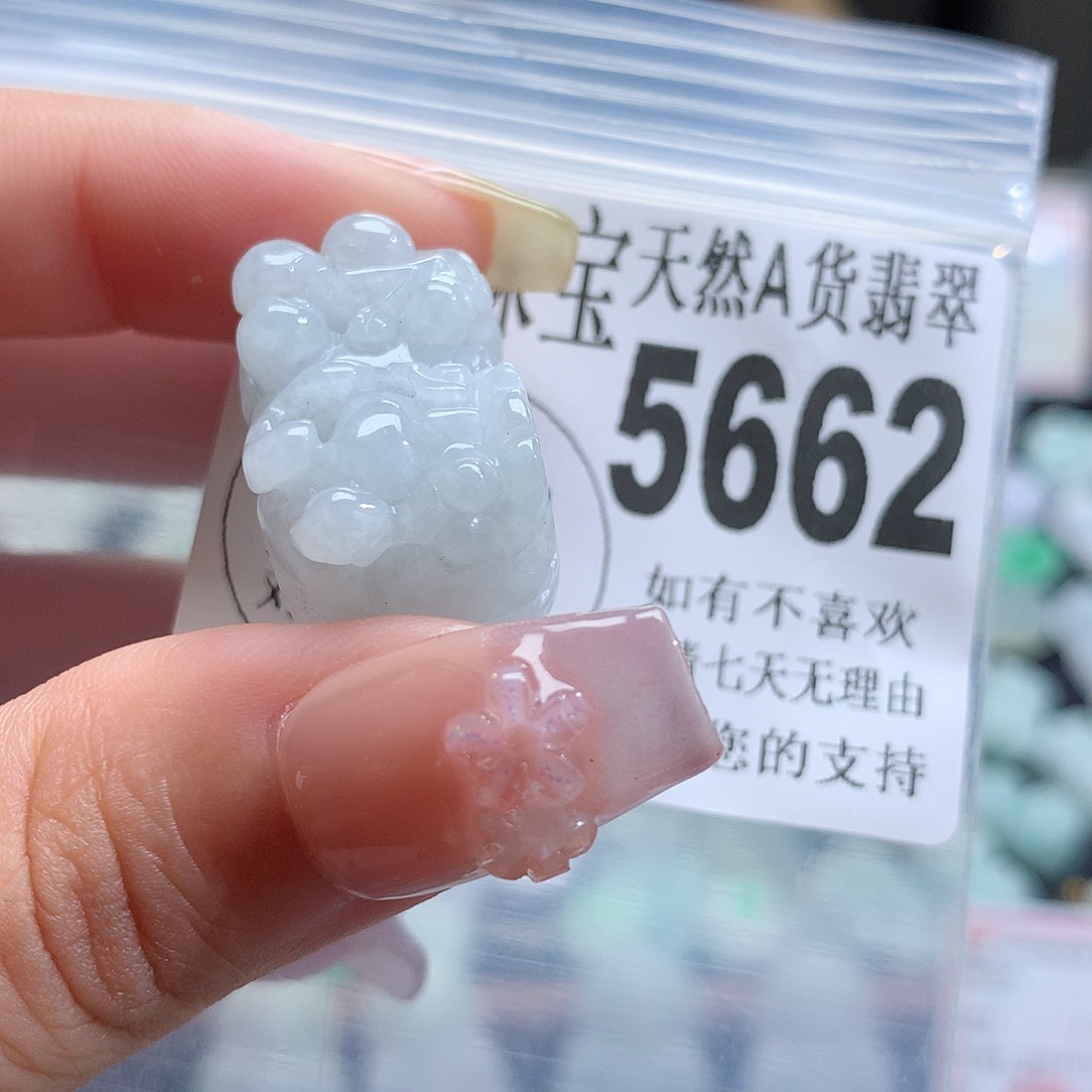 翡翠未镶嵌颈饰，