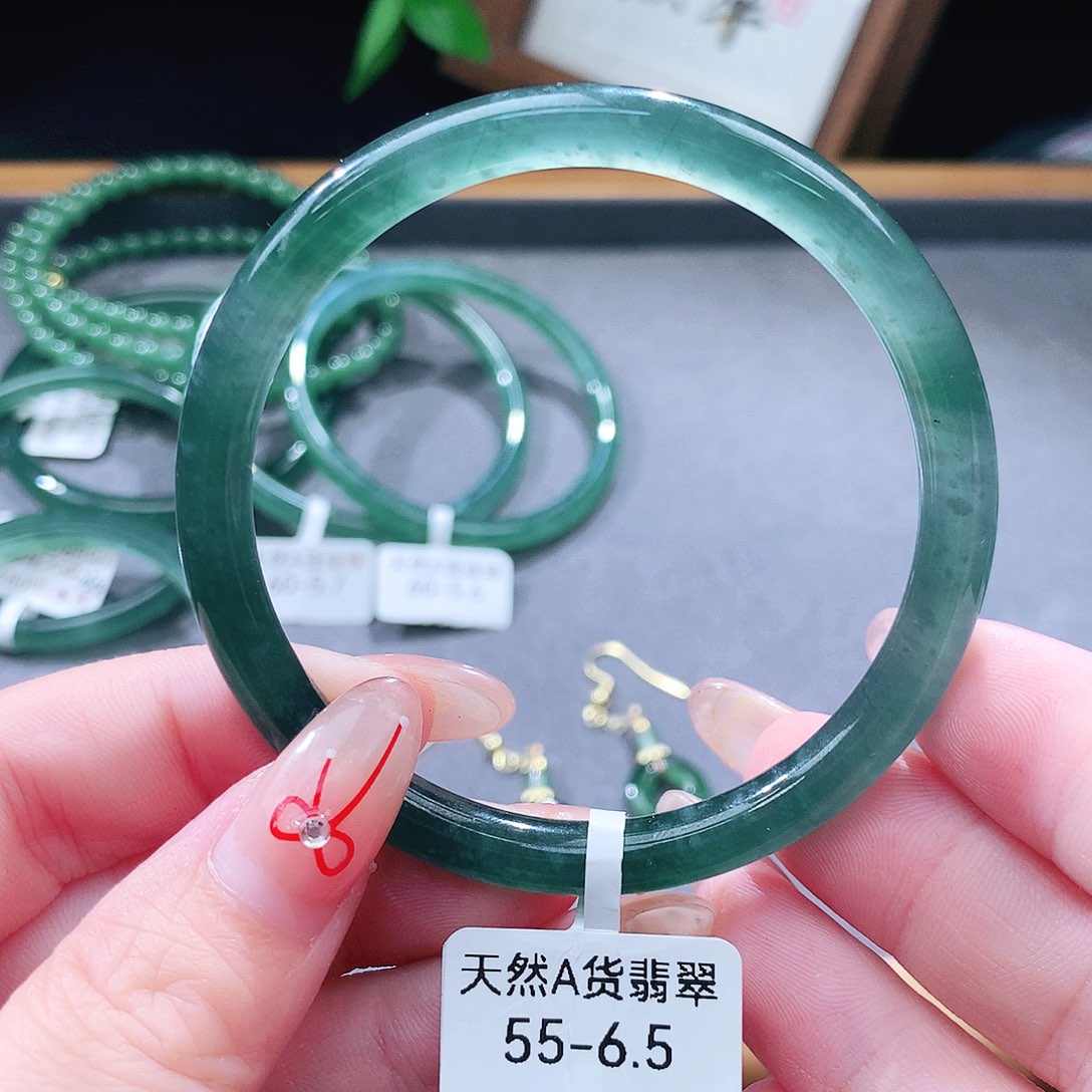 翡翠未镶嵌手镯（圆镯）
