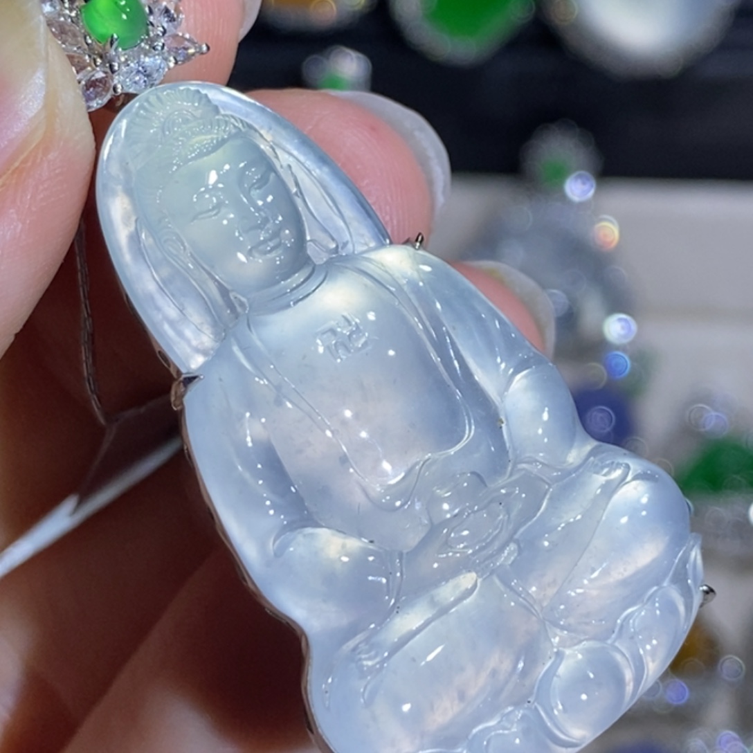 翡翠18K金镶嵌颈饰观音