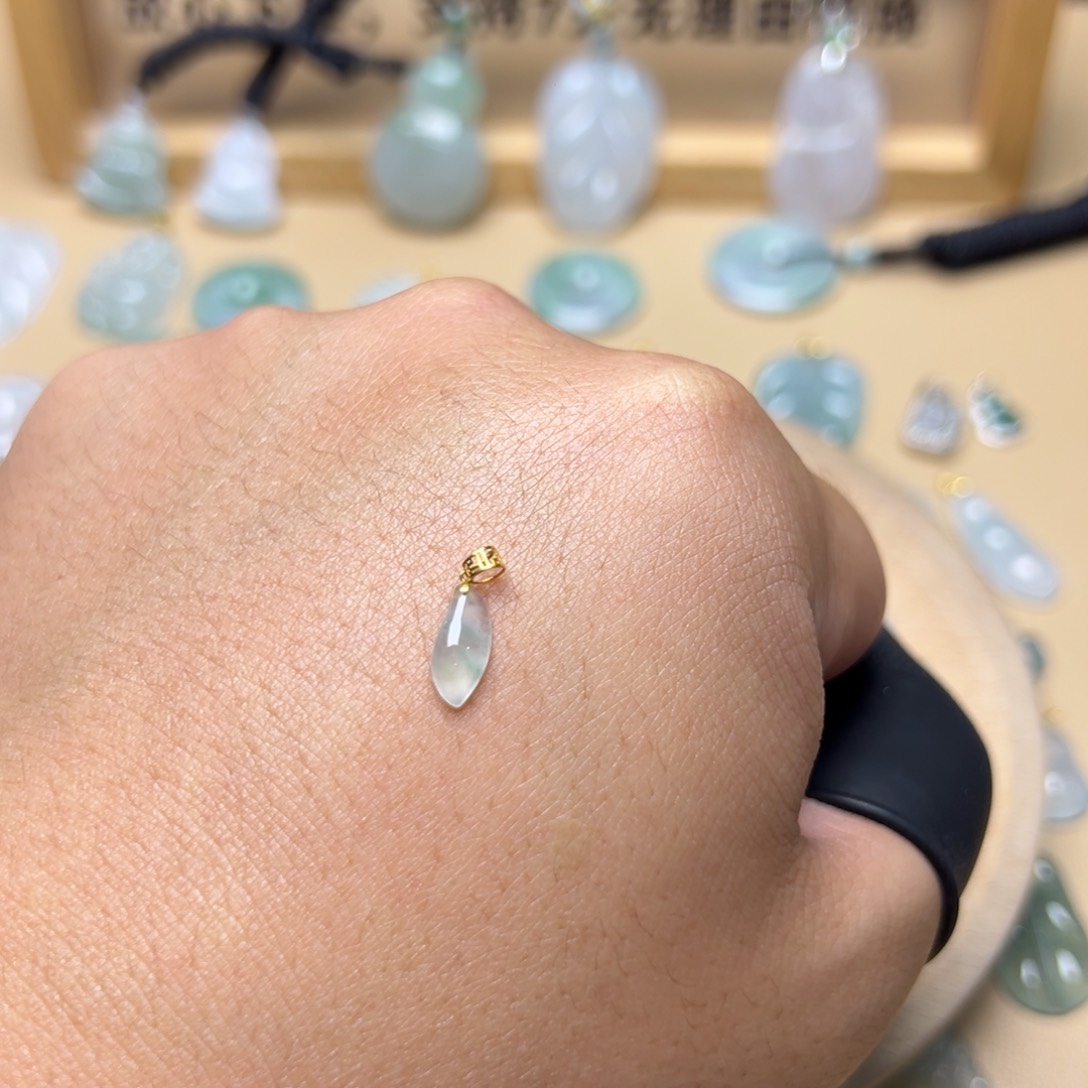 翡翠18K金镶嵌颈饰福瓜