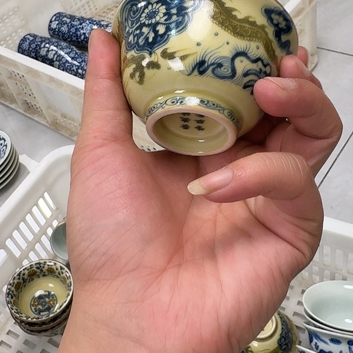 瓷片釉里金如意穿花龙主人杯