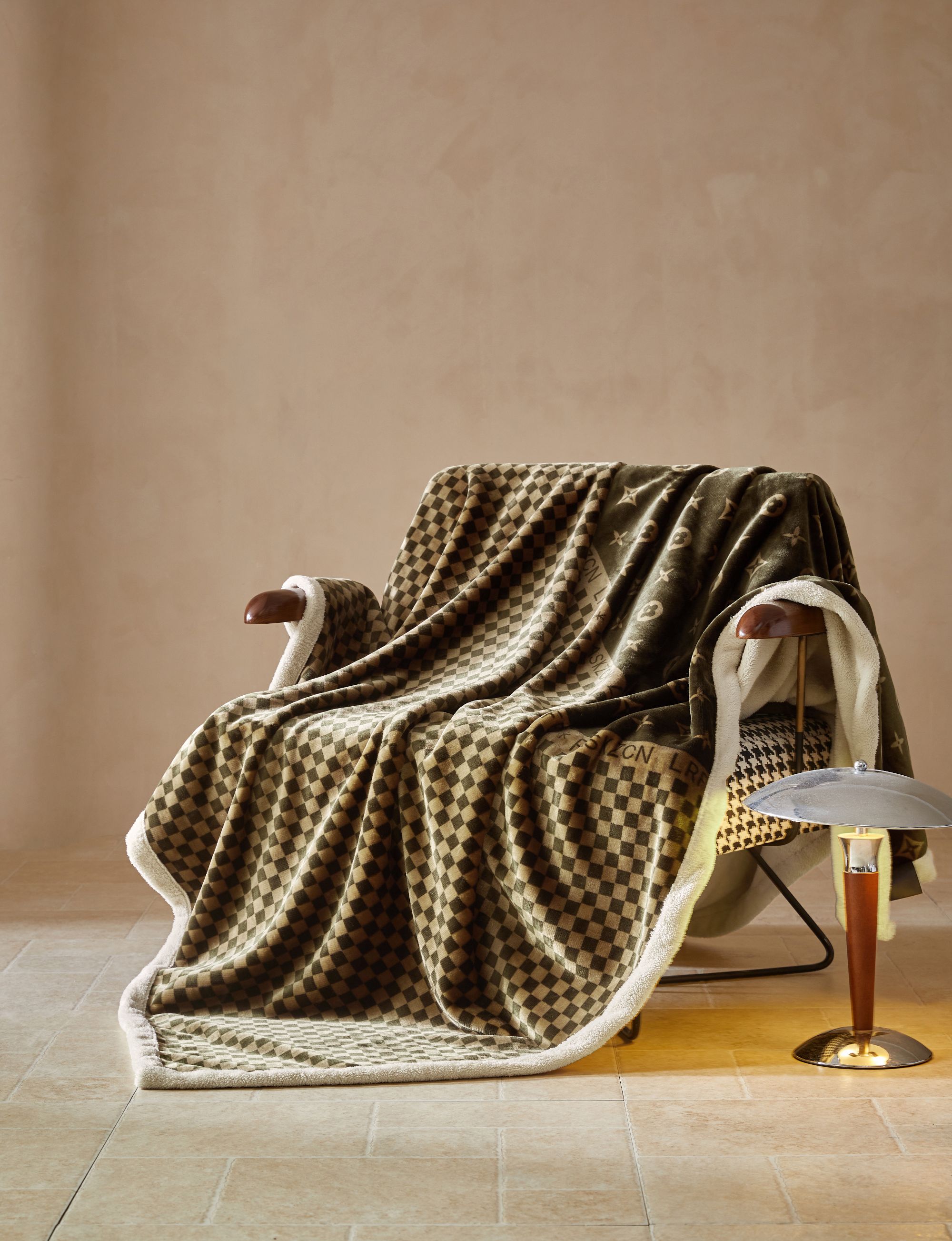 【秋冬新款】高端轻奢系列贴身保暖印花款牛奶绒毛毯盖毯可水洗路易