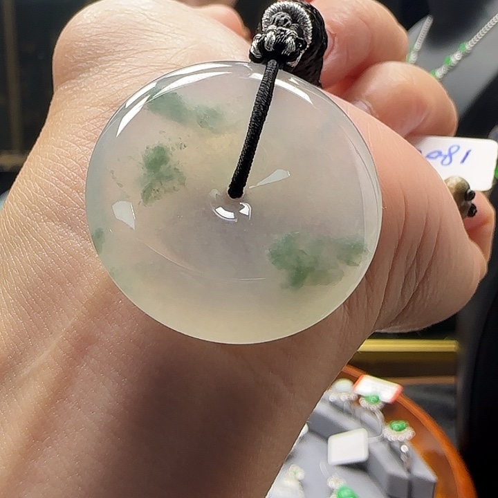 翡翠颈饰未镶嵌平安扣