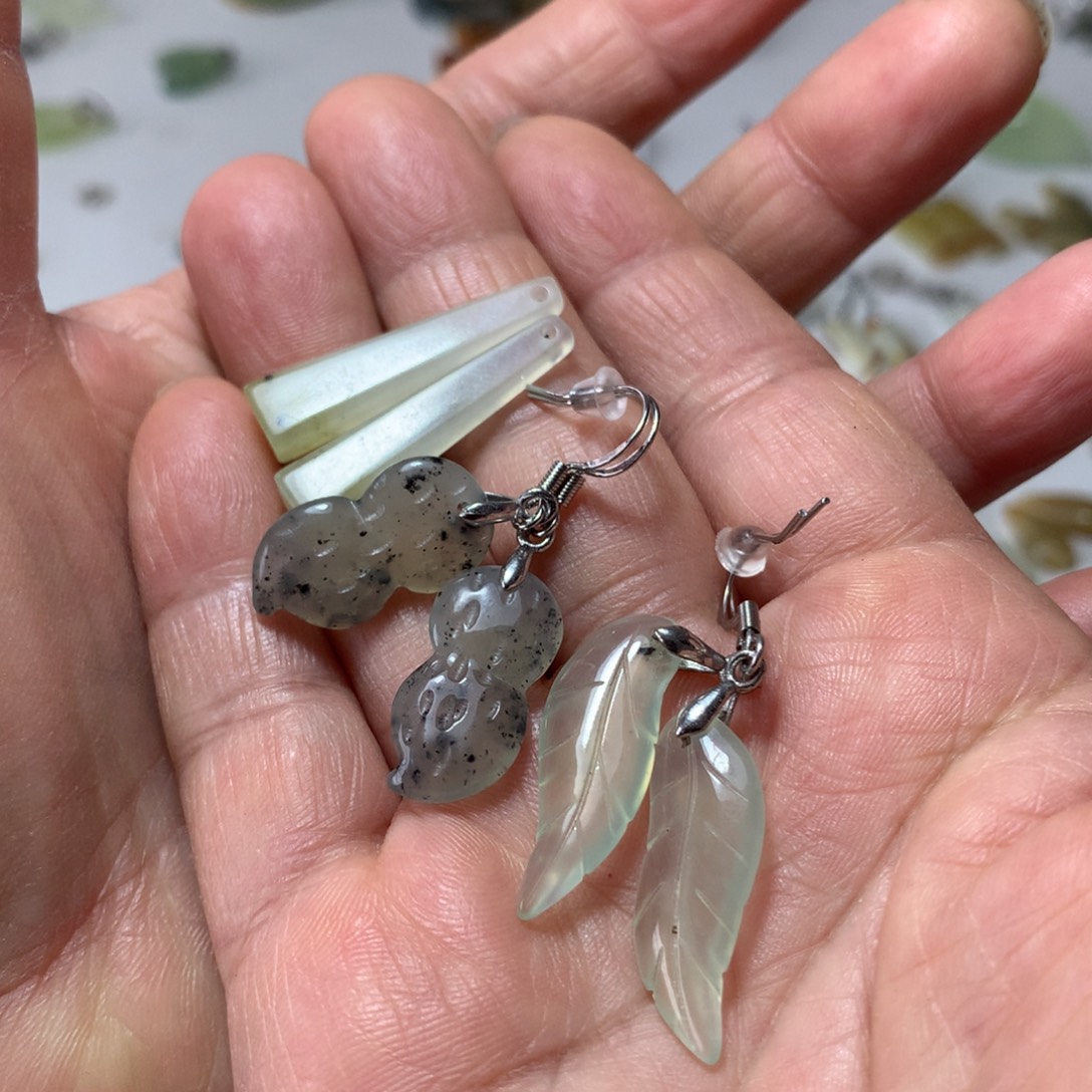 蛇纹石玉未镶嵌耳环