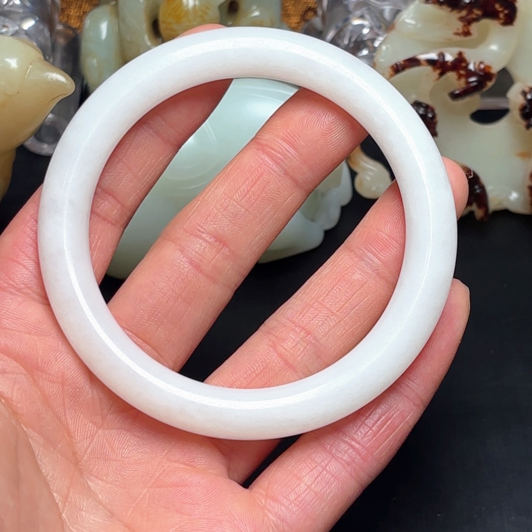 和田玉手镯未镶嵌虎**下