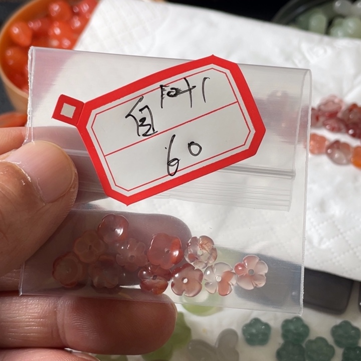 颈饰未镶嵌南红玛瑙自*。