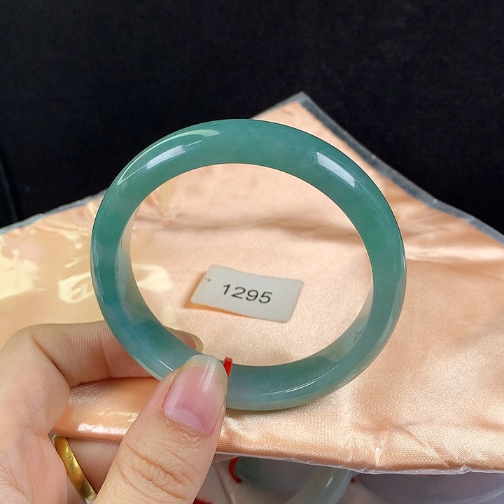 翡翠未镶嵌手镯57圈  