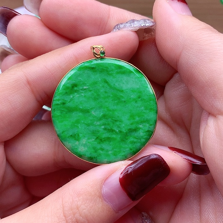 翡翠颈饰18K金镶嵌翡翠