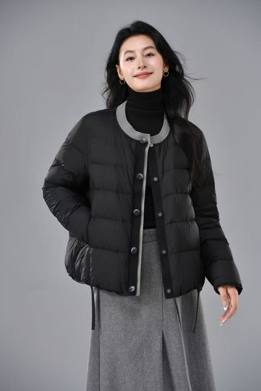 名称：撞色螺纹拼接圆领羽绒服