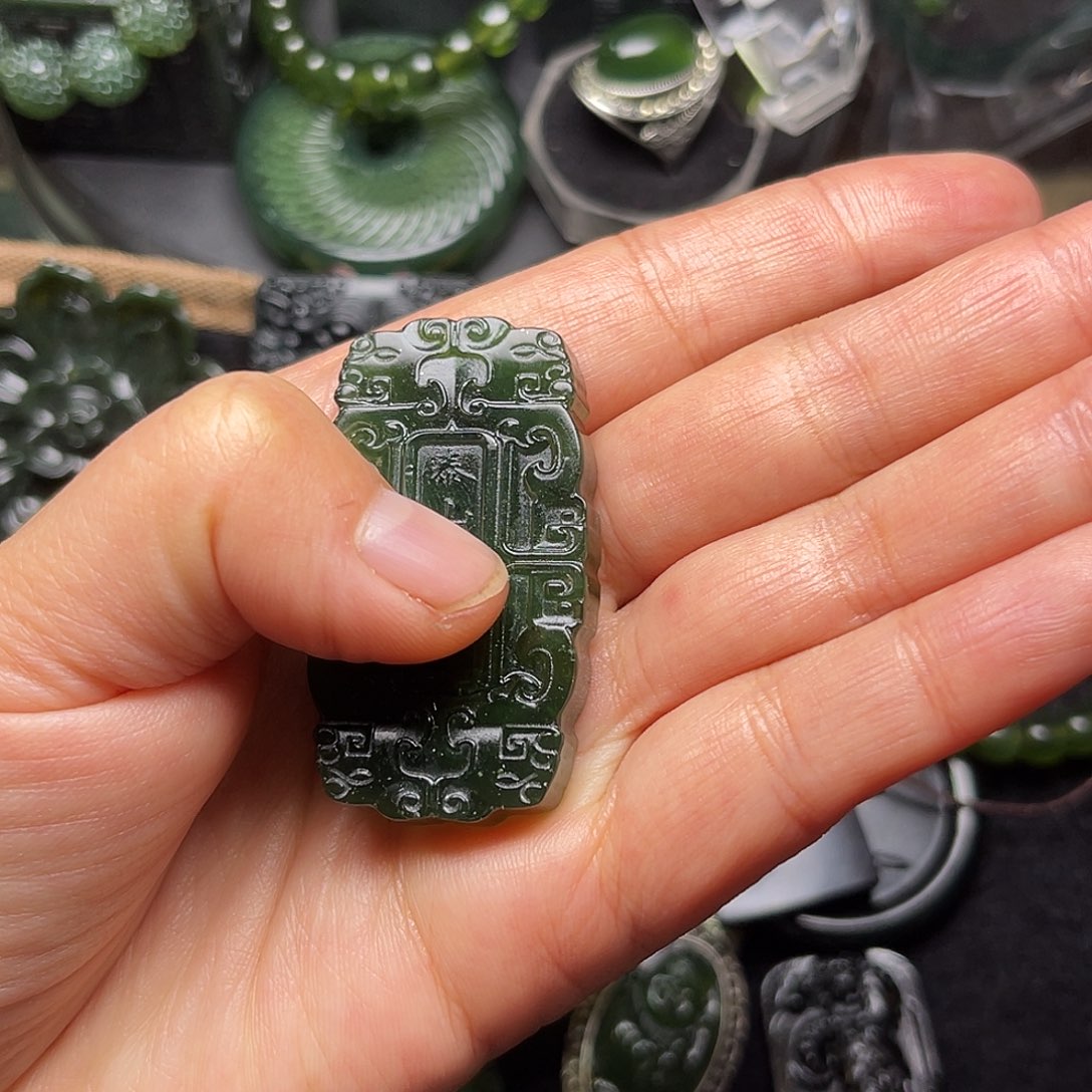 星***道蛇纹石玉未镶嵌颈饰