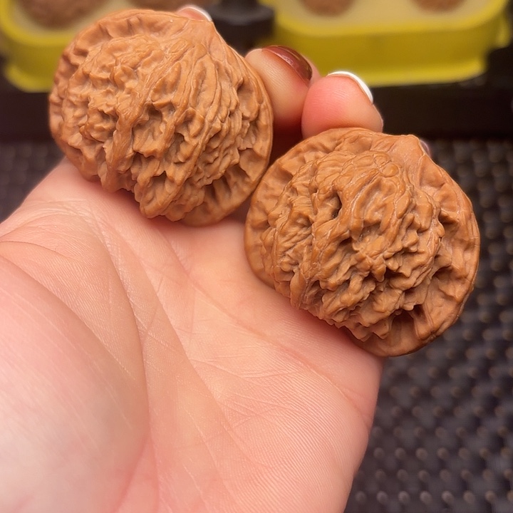 文玩核桃吊坠44粗筋狮虎兽