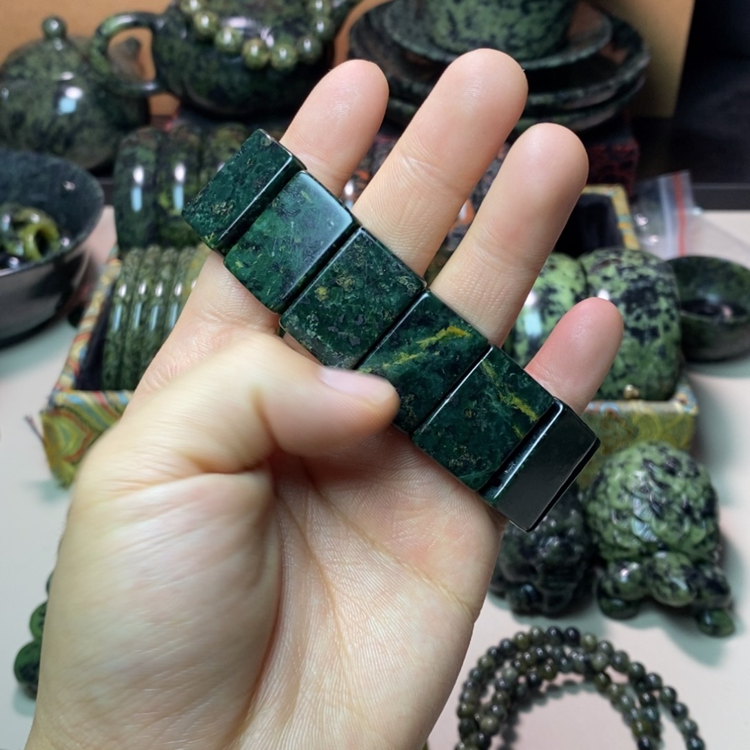 蛇纹石玉未镶嵌项链