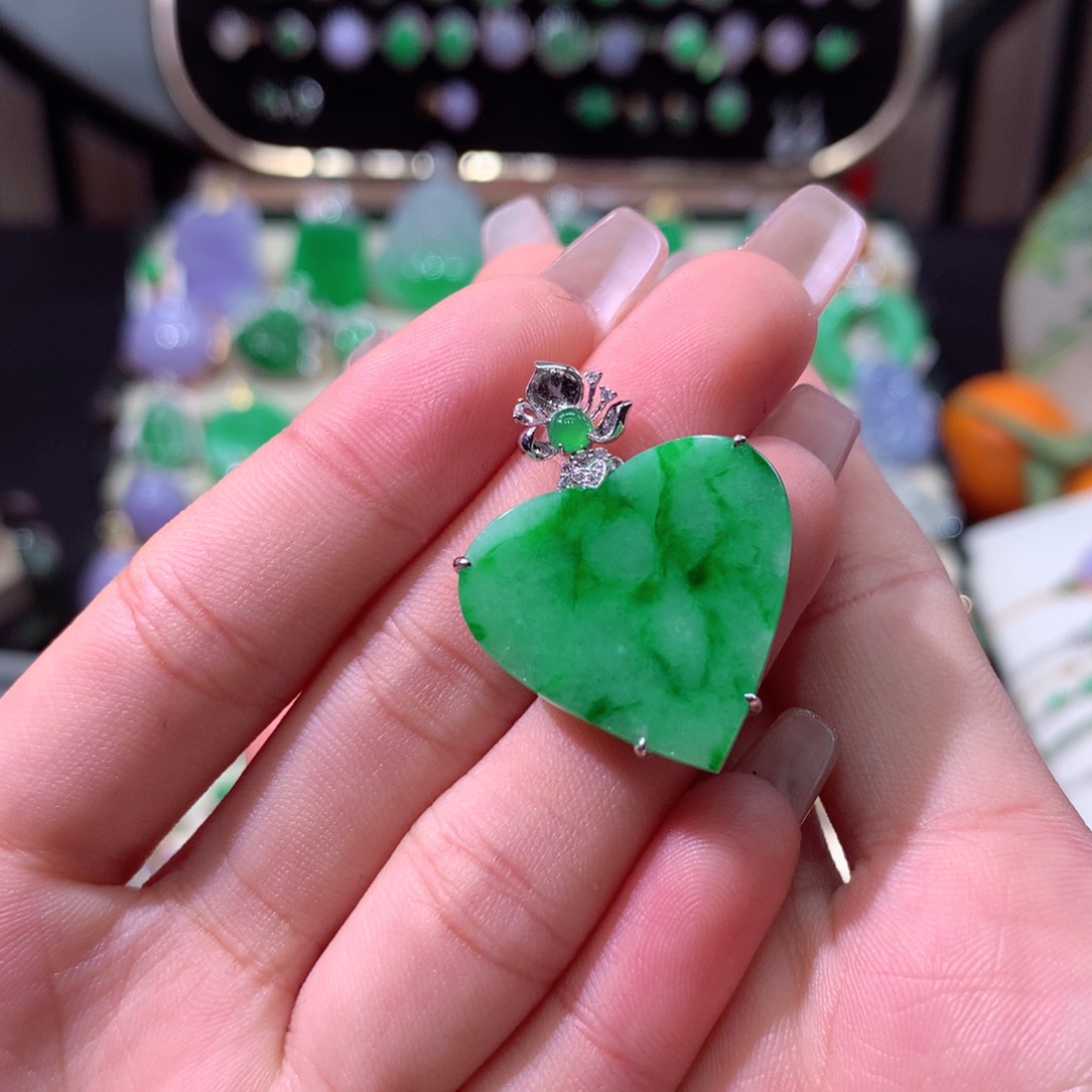 翡翠颈饰18K金镶嵌翡翠