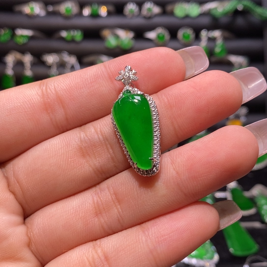 翡翠颈饰18K金镶嵌天然翡翠