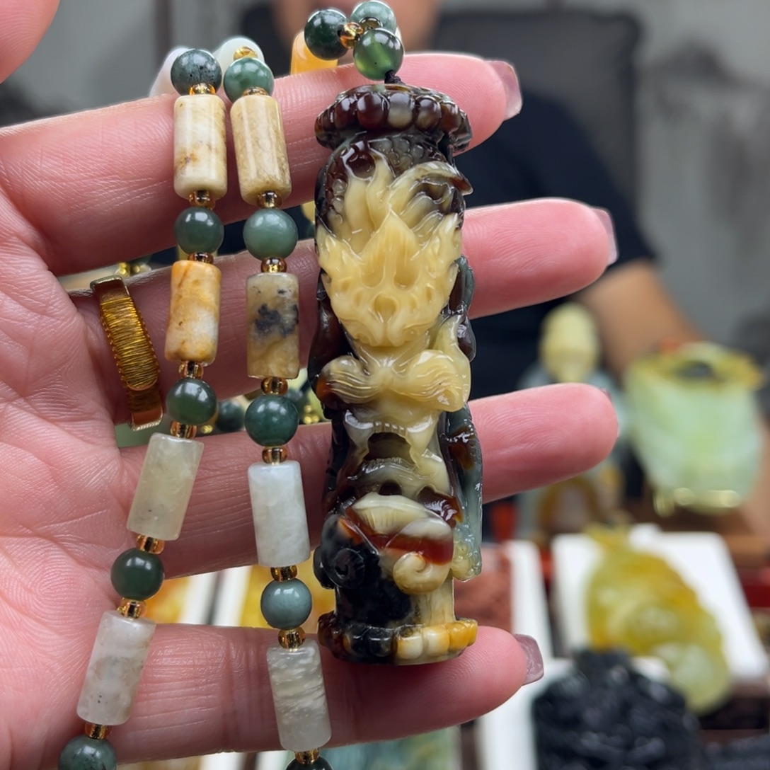 岫玉未镶嵌颈饰挂件