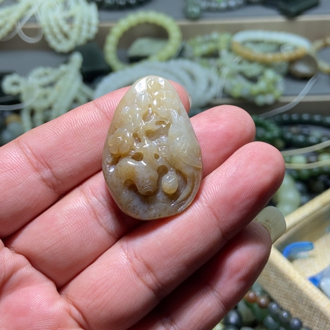 颈饰未镶嵌和田玉（糖玉）