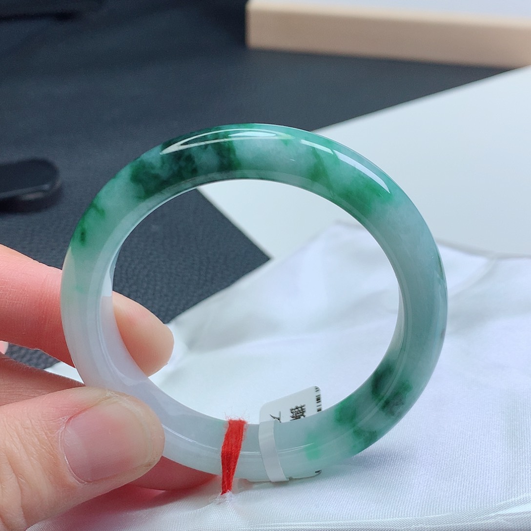 翡翠手镯未镶嵌52圈口飘绿手镯