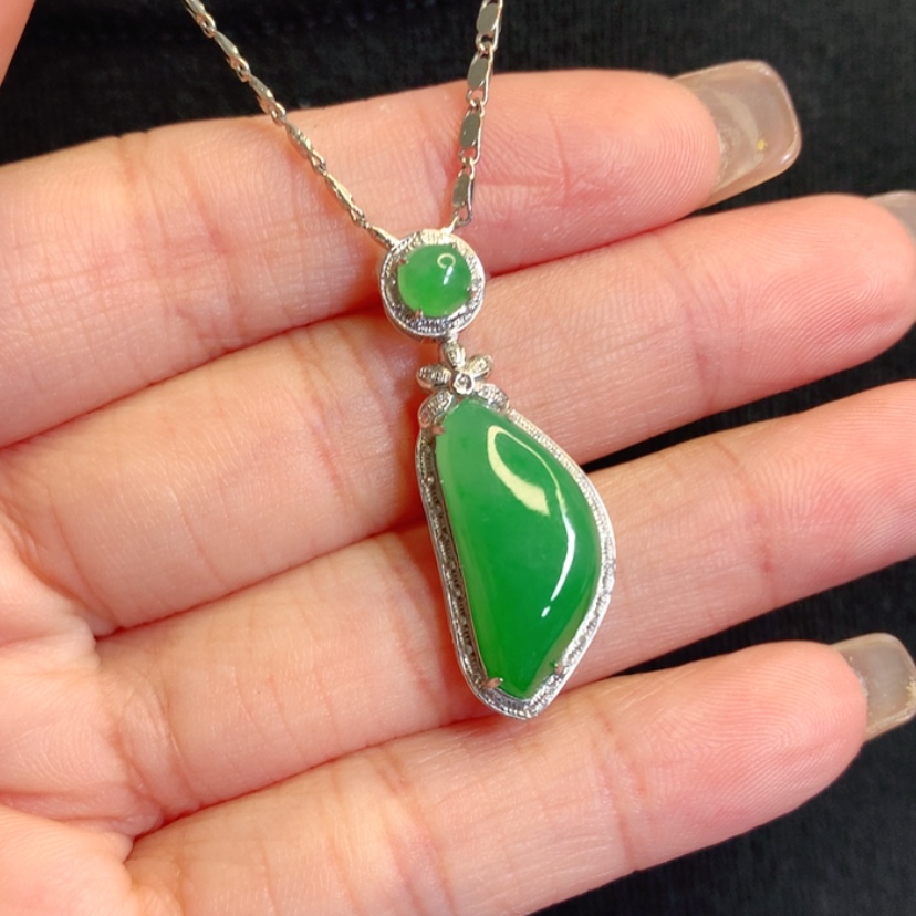 【闪购商品】颈饰18K金镶嵌翡翠特色戒面