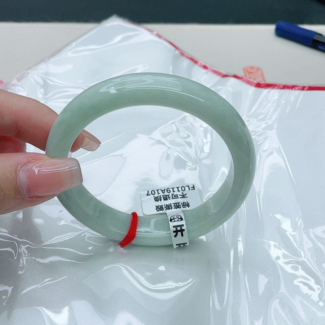 翡翠手镯未镶嵌正57